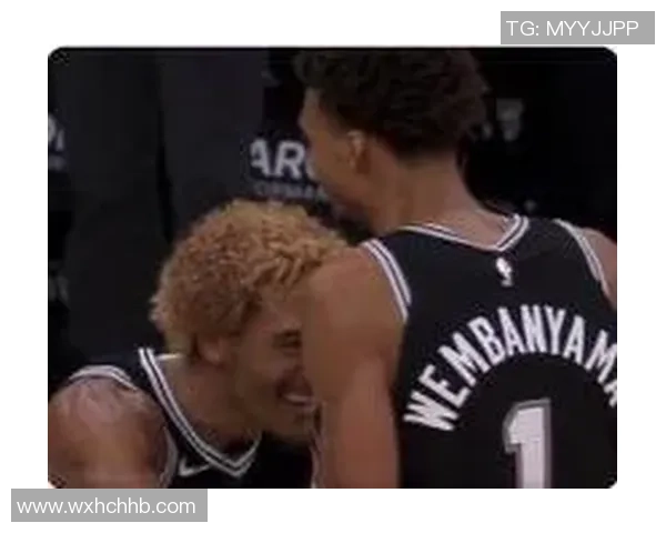 马刺队训练现新景索汉双手罚球引发球迷热议 马刺队训练现新景索汉双手罚球引发球迷热议